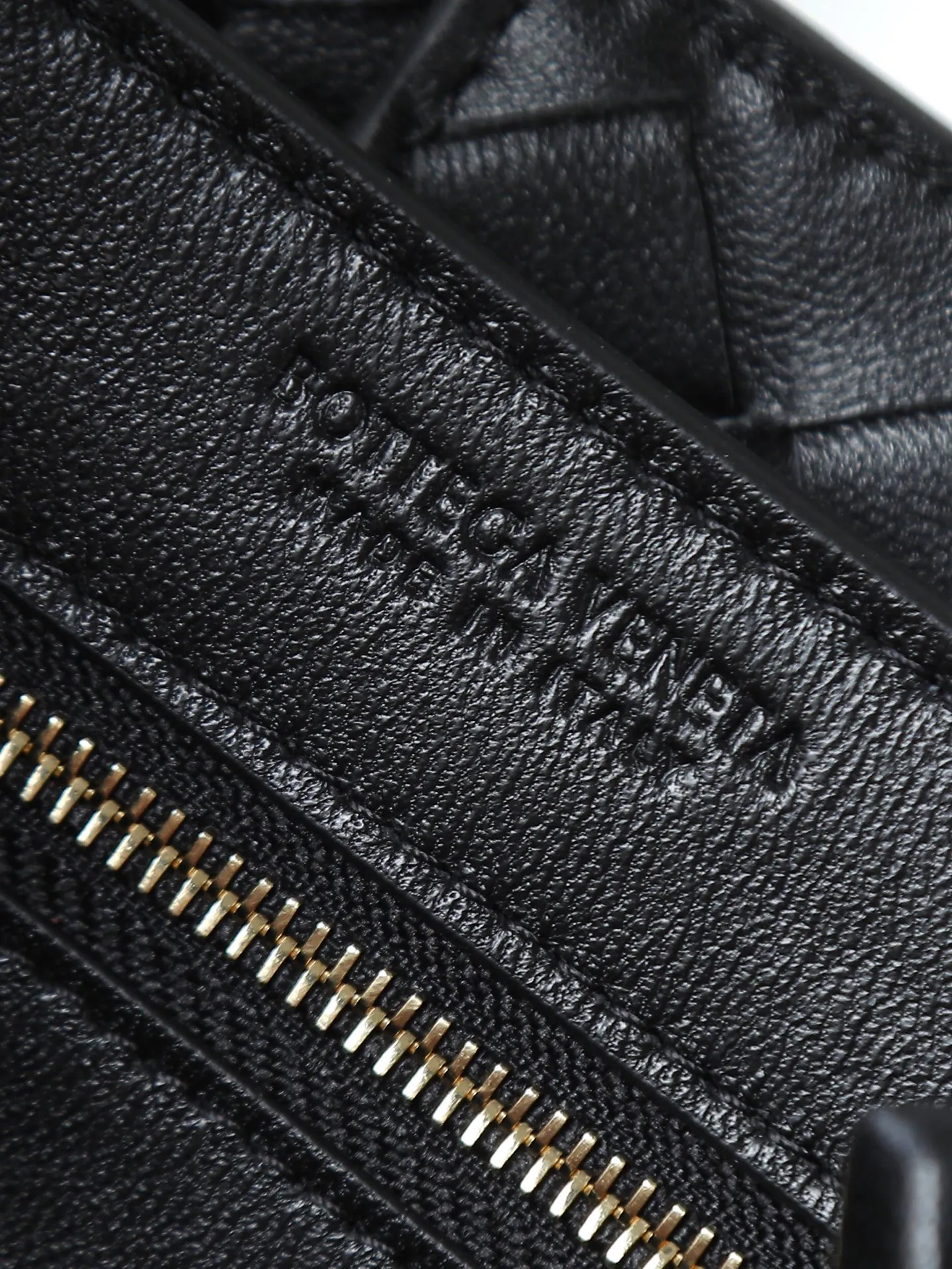 1300. Andiamo is shipping‼ ️Really popular🔥The new Andiamo woven handbag launched by Bottega Veneta this season is really popular all over the world! ! Celebrities at home and abroad have worn it, and Oscar-winning actress Michelle Yeoh has taken it out on the street. Song Jia, Trai Yala, Yu Feihong, Sanji Ayaka, Rosie Hunting-Whiteley, Yoshioka Riho, etc. have all worn this bag. It is classic and versatile and shows off your temperament, and the bag capacity is also large, which is very convenient for daily commuting! ! A variety of carrying methods, the shoulder straps can be adjusted by yourself, the original lambskin feels soft and delicate, and the unisex style breaks the gender boundaries and brings a more practical and long-lasting use experience. Andiamo, which has both elegant and casual styles, perfectly interprets the true appearance of "fashionable old money style". Style number: 766014 Size: 25*22*10.5cm
